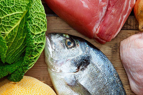 lihaa siipikarjaa ja kalaa ja kaali kuvassa