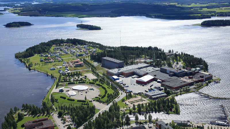 Olvin tehdasalue Iisalmessa järven rannalla