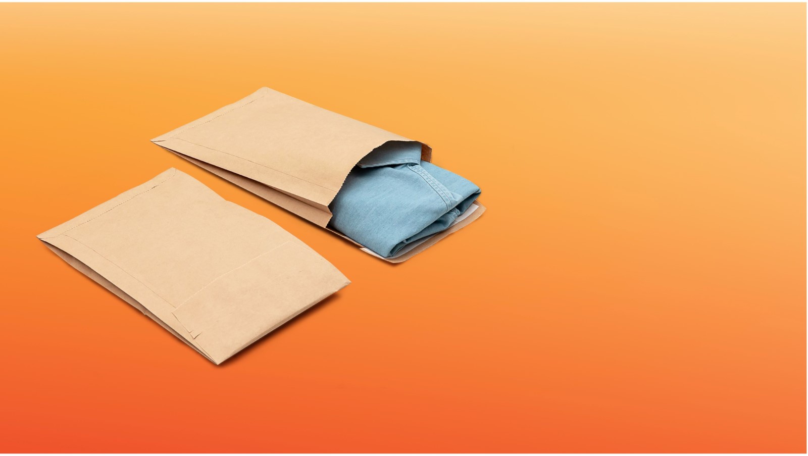 Zwei braune Papier Versandtaschen liegen auf orangenem Hintergrund nebeneinander. Eine ist geöffnet und ein Jeans Kleidungsstück schaut heraus.