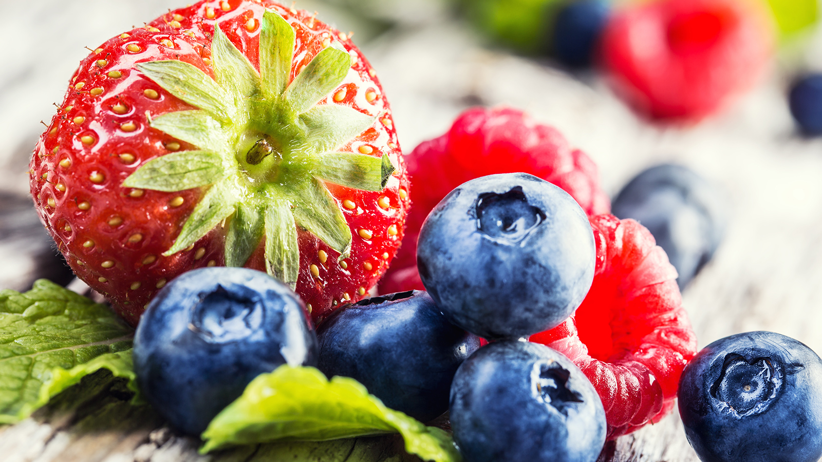 erilaisia marjoja kuvassa