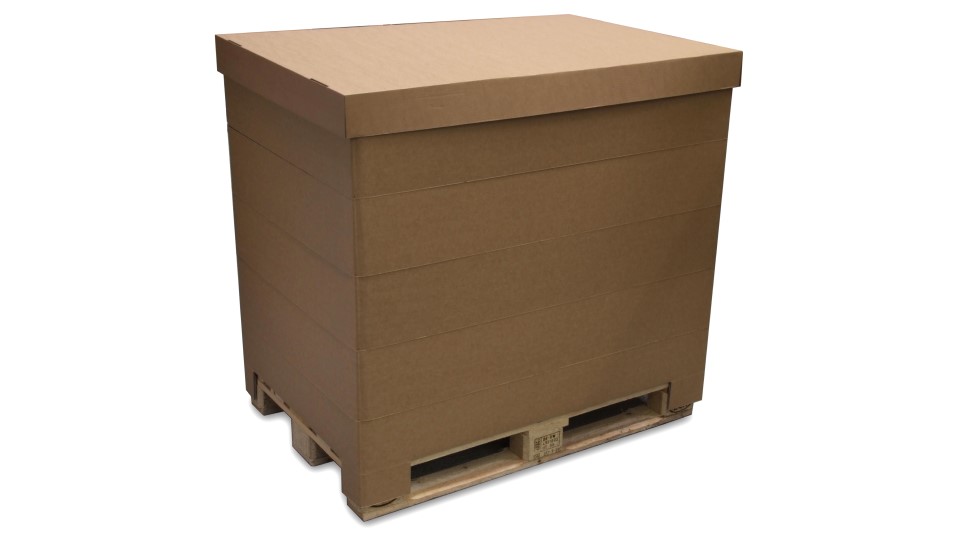 Box aus Wellpappe auf Palette mit geschlossenem Deckel