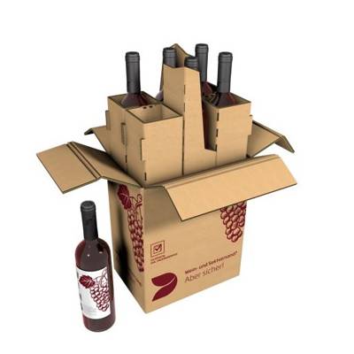Sechs Rotweinflaschen werden in Verpackung aus Wellpappe eingepackt.