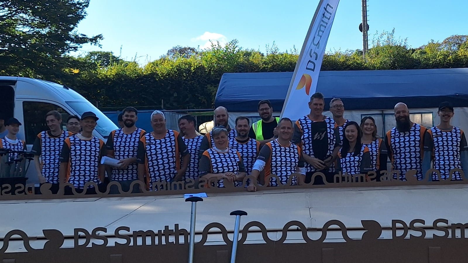 Gruppenbild der DS Smith Mitarbeitenden die beim Weltrekord des längsten Wellpappenboots der Welt dabei waren.