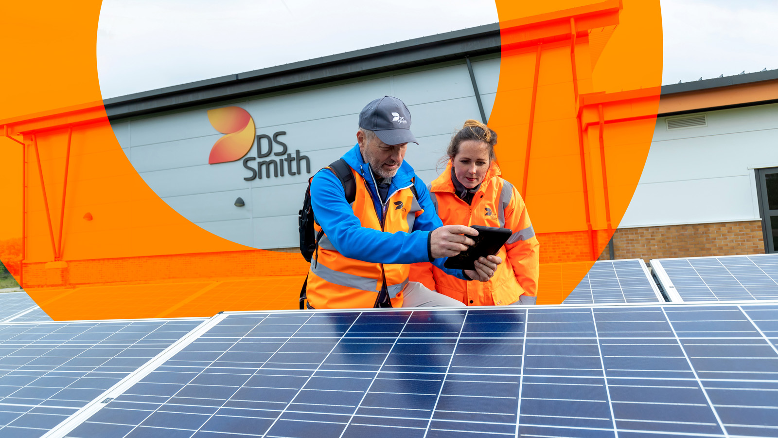 DS Smith employees at work in a photovoltaic installation.