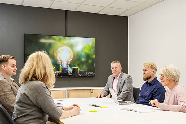 suunnittelupalaverissa ihmisiä