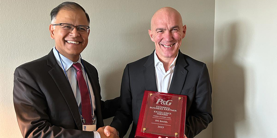 Sundar Raman, P&G presenteert de Excellence Award aan Stefano Rossi, DS Smith