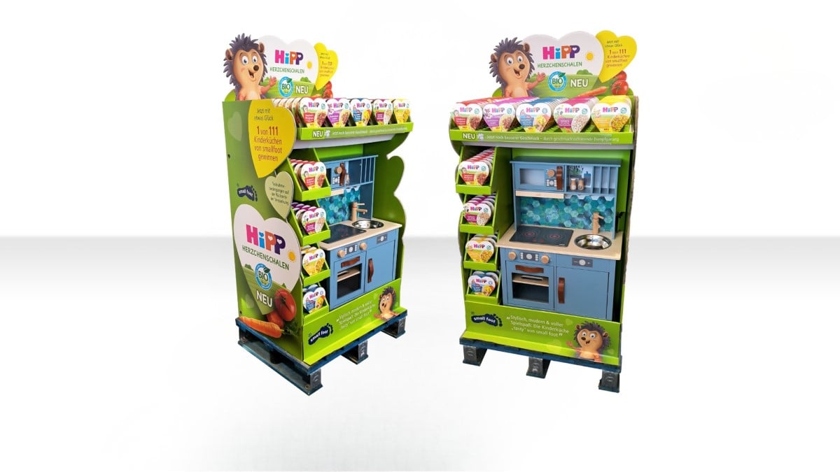 HiPP Display für Bio-Herzchenschalen mit integrierter Holzspielküche