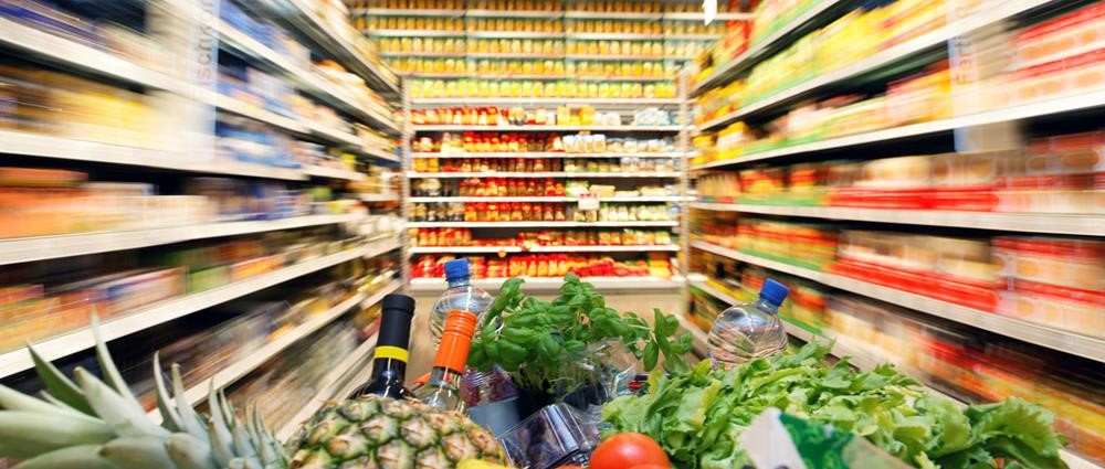 kuvassa vähittäiskaupan ruokatarvikeosasto