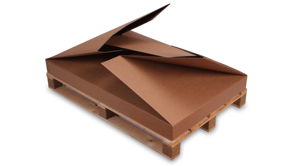 Palettenbox aus Wellpappe liegt halb zusammengeklappt auf einer Palette.