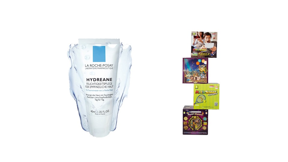 Zwei Schaufenster-Dekorationen nebeneinander.