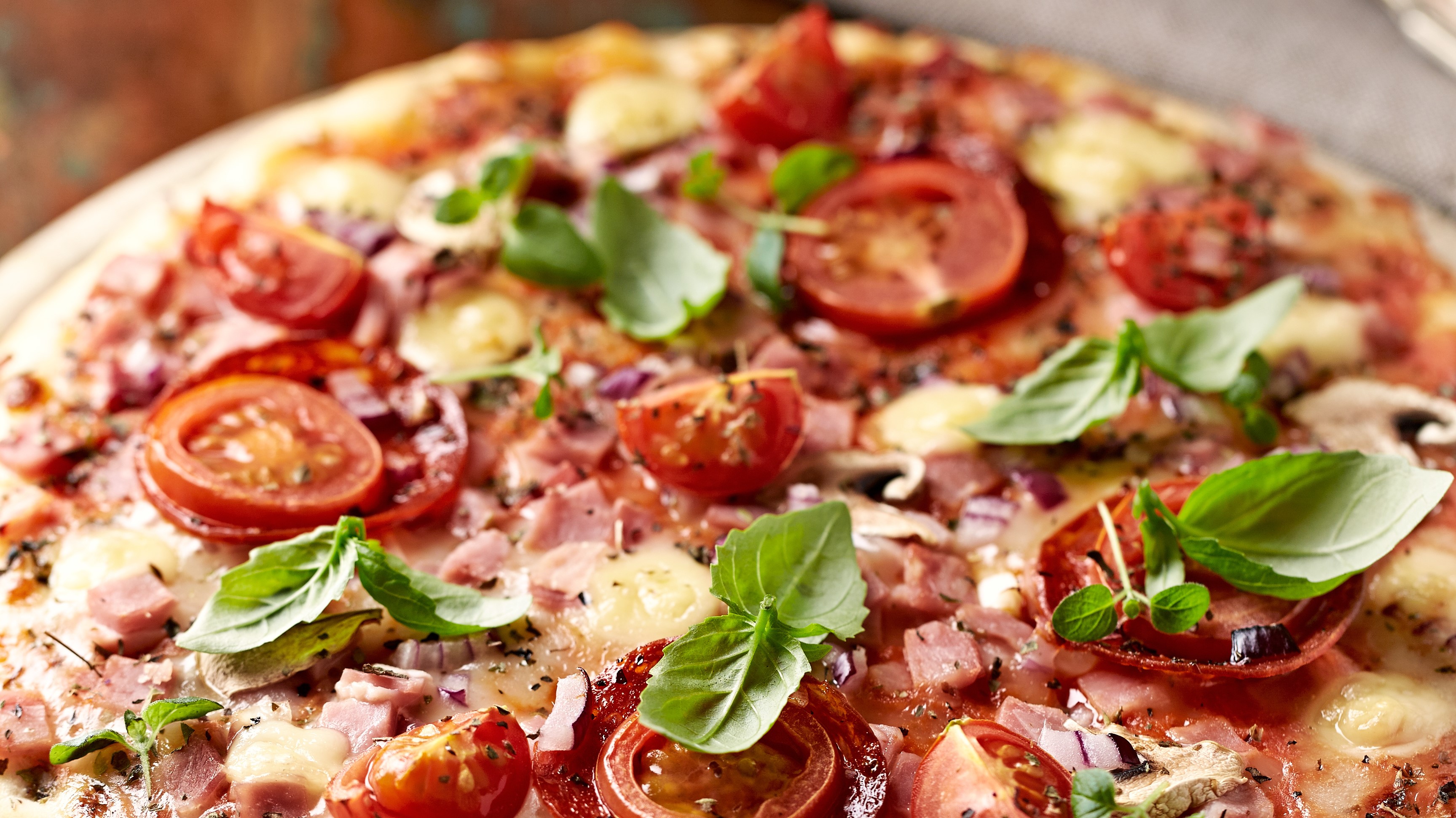 Eine bunt belegte Pizza.