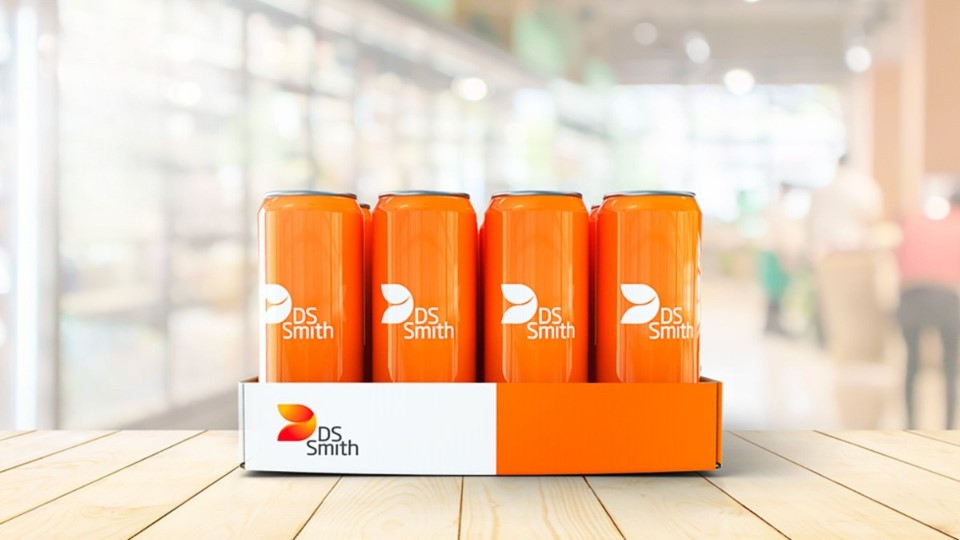 Dosentray im DS Smith Design gefüllt mit orangenen Dosen mit DS Smith Logo.