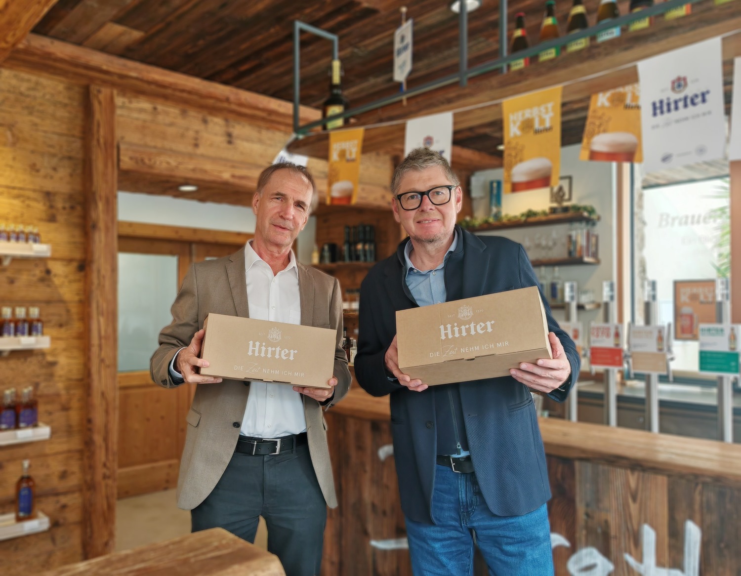 Das Bild zeigt DS Smith Packaging Austria Geschäftsführer Dieter Glawischnig (links) und Privatbrauerei Hirt Geschäftsführer Heimo Schader (rechts) mit der neuen E-Commerce-Verpackungslösung.