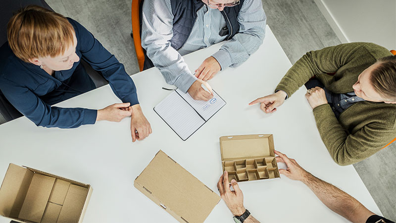 innovaatioita pohtimassa pöydän ympärillä