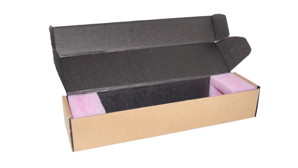 Verpackung aus Wellpappe mit Innenpolstern.