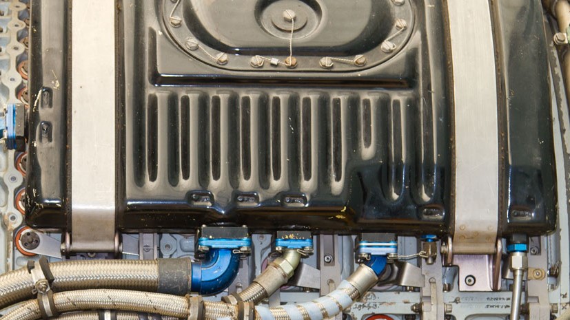 Bestandteil eines technischen Bereichs mit Schläuchen, Rohren und Anschlüssen.