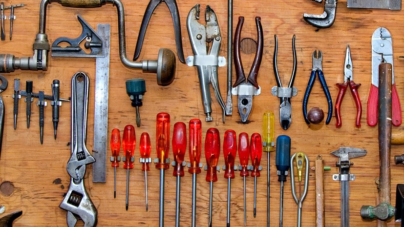 Verschiedene Werkzeugtools nebeneinander liegend.