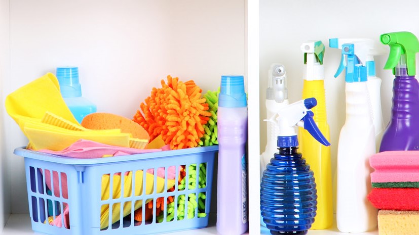 Wäschekorb mit Putzlappen und Putzmittel.