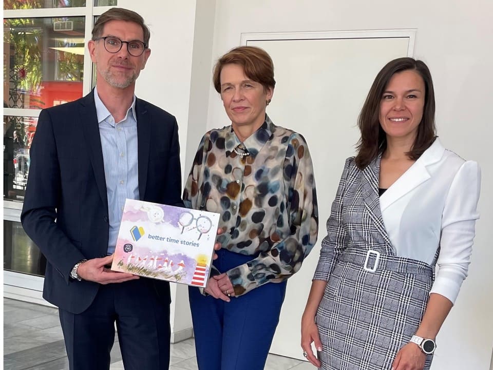 Elke Büdenbender, Frau des Bundespräsidenten Frank-Walter Steinmeier (Mitte), deutsche Schirmherrin von Better Time Stories, mit Uwe Väth, Managing Director Deutschland & Schweiz, und Andrea Wyczysk, Communications Manager D-CH, beide DS Smith, beim deutschen Launch-Event des Projekts auf der Frankfurter Buchmesse. Bildquelle: Frans Pannekoek