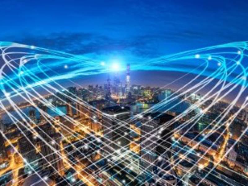 Beleuchtete Stadt bei Dunkelheit in der Zukunft