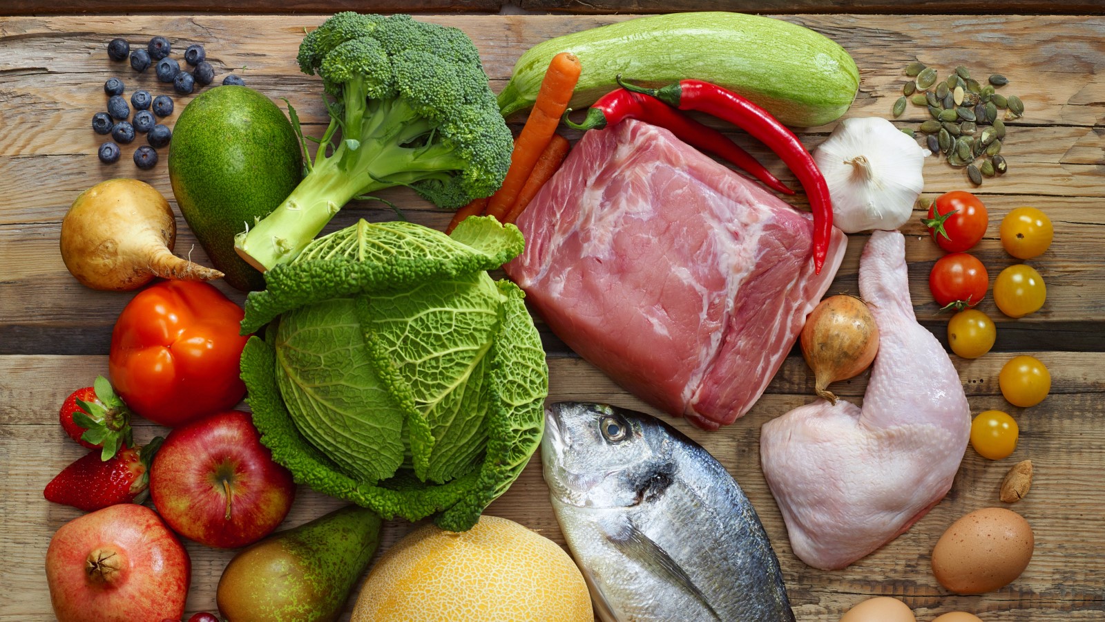 Frische Lebensmittel liegen auf einem Tisch.