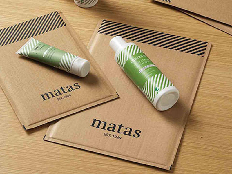 kuvewrter i bølgepap og flasker med creme og shampoo