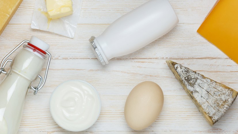 Milch, Joghurt und Käse auf einem Tisch.