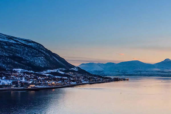 Kuvassa Tromson kaupunki Norjassa, vettä ja vuorimaisemaa