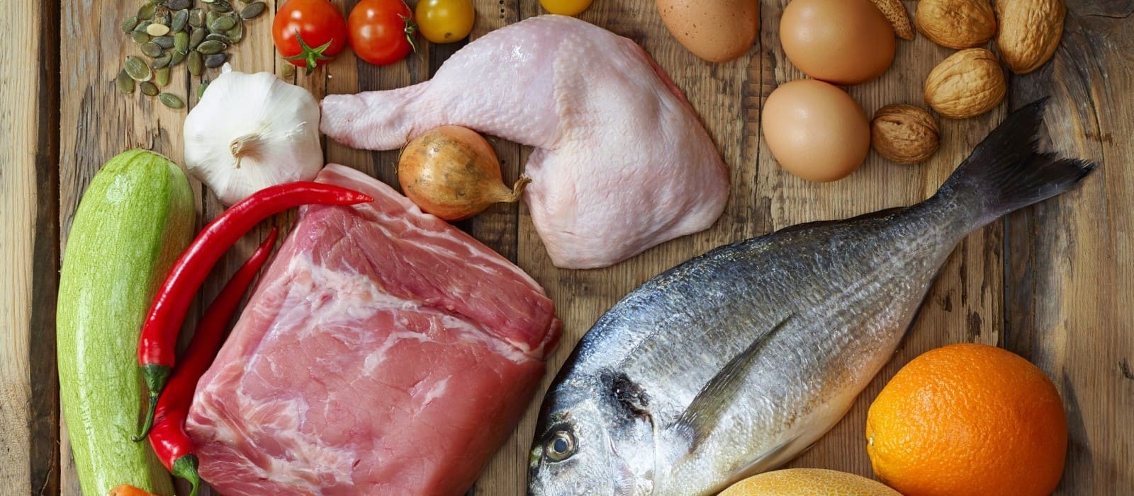 Ein Hähnchenschenkel, Fisch und Fleisch.