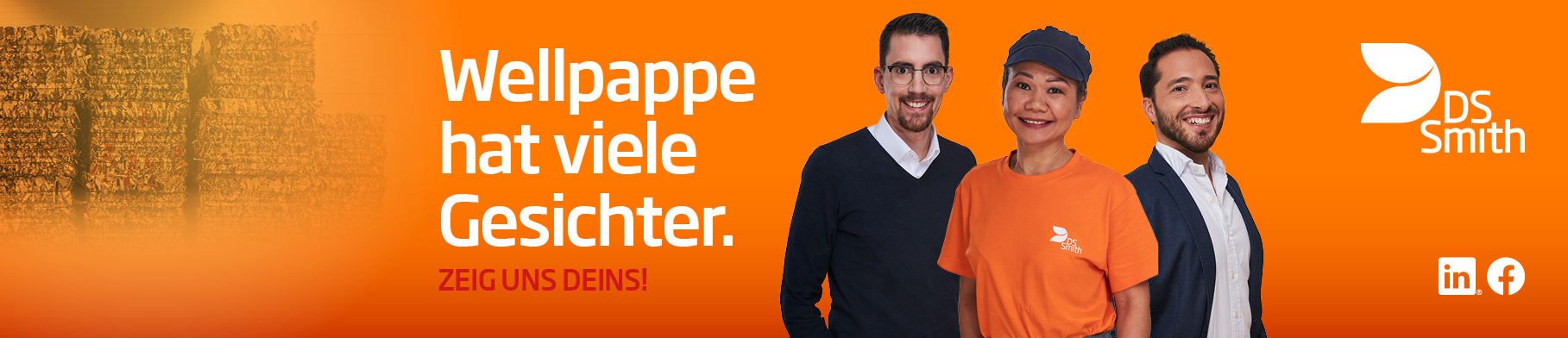 Eine Gruppe von 3 Mitarbeitenden vor orangenem Hintergrund. In der Mitte ein junger Mann mit orangenem T-Shirt, einer Kopfbedeckung und Gehörschutz. Er trägt Arbeitskleidung für die Produktion. Links von ihm eine junge blonde Frau mit langen Haaren. Sie trägt ein dunkles Kleid im Büro Look. Rechts von ihm eine dunkelhaarige junge Frau, zum Zopf gebundene Haare in einem dunkelorangenen Pullover. Alle lächeln in die Kamera. Links von der Gruppe steht der Employer Branding Claim „Wellpappe hat viele Gesichter. Zeig uns Deins.“