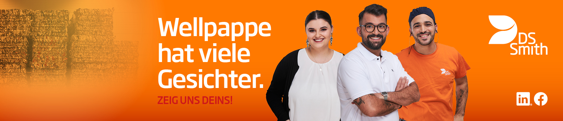 Eine Gruppe von 3 Mitarbeitenden vor orangenem Hintergrund. In der Mitte ein junger Mann mit weißem T-Shirt und vor der Brust verschränkten Armen. Es handelt sich um legere Bekleidung für das Büro (Design). Links von ihm eine junge dunkelhaarige Frau mit Zopf in weißer Bluse mit dunkler Strickjacke im Büro Look. Rechts von ihm ein dunkelhaariger junger Mann. Mütze und Gehörschutz und oranges T-Shirt, Arbeitskleidung. Links von der Gruppe steht der Employer Branding Claim „Wellpappe hat viele Gesichter. Zeig uns Deins.“