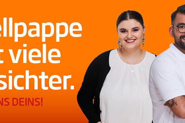 Eine Gruppe von 3 Mitarbeitenden vor orangenem Hintergrund. In der Mitte ein junger Mann mit weißem T-Shirt und vor der Brust verschränkten Armen. Es handelt sich um legere Bekleidung für das Büro (Design). Links von ihm eine junge dunkelhaarige Frau mit Zopf in weißer Bluse mit dunkler Strickjacke im Büro Look. Rechts von ihm ein dunkelhaariger junger Mann. Mütze und Gehörschutz und oranges T-Shirt, Arbeitskleidung. Links von der Gruppe steht der Employer Branding Claim „Wellpappe hat viele Gesichter. Zeig uns Deins.“