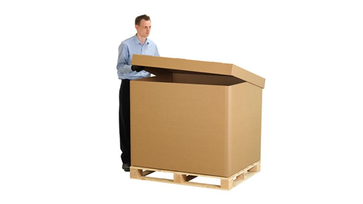 Mann schließt den Deckel einer Palettenbox aus Wellpappe