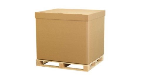 Große Palettenbox aus Wellpappe auf einer Palette.