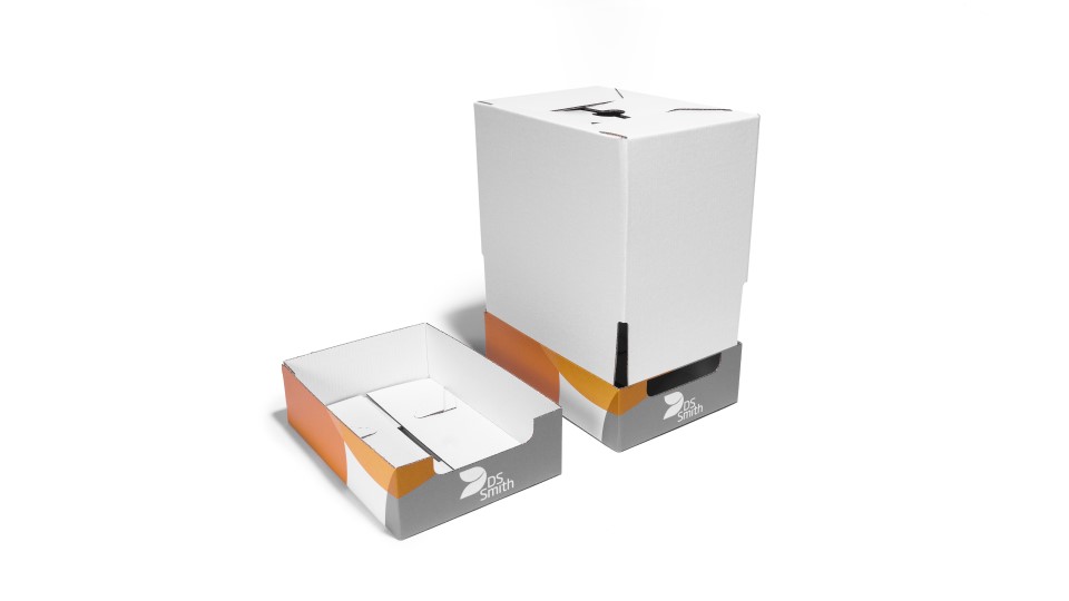 Zwei Regaltrays nebeneinander im DS Smith Design. Das rechte Tray ist durch einen weißen Deckel geschlossen.