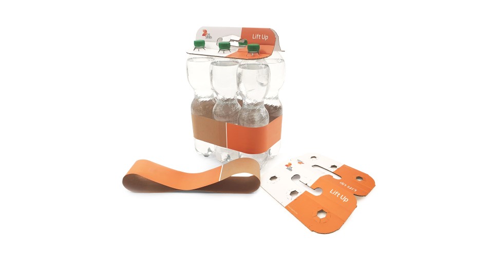 Ein Sixer Wasserflaschen wird durch eine Papierbanderole zusammengehalten.