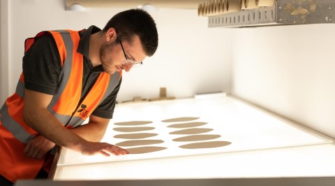 DS Smith Mitarbeiter führt Papiertests durch.