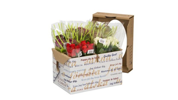 Eine geöffnete Verpackung aus Wellpappe befüllt mit bunten Blumen.