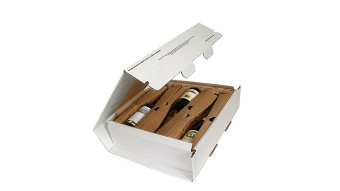 Weiße Transportverpackung aus Wellpappe befüllt mit drei Flaschen Wein.