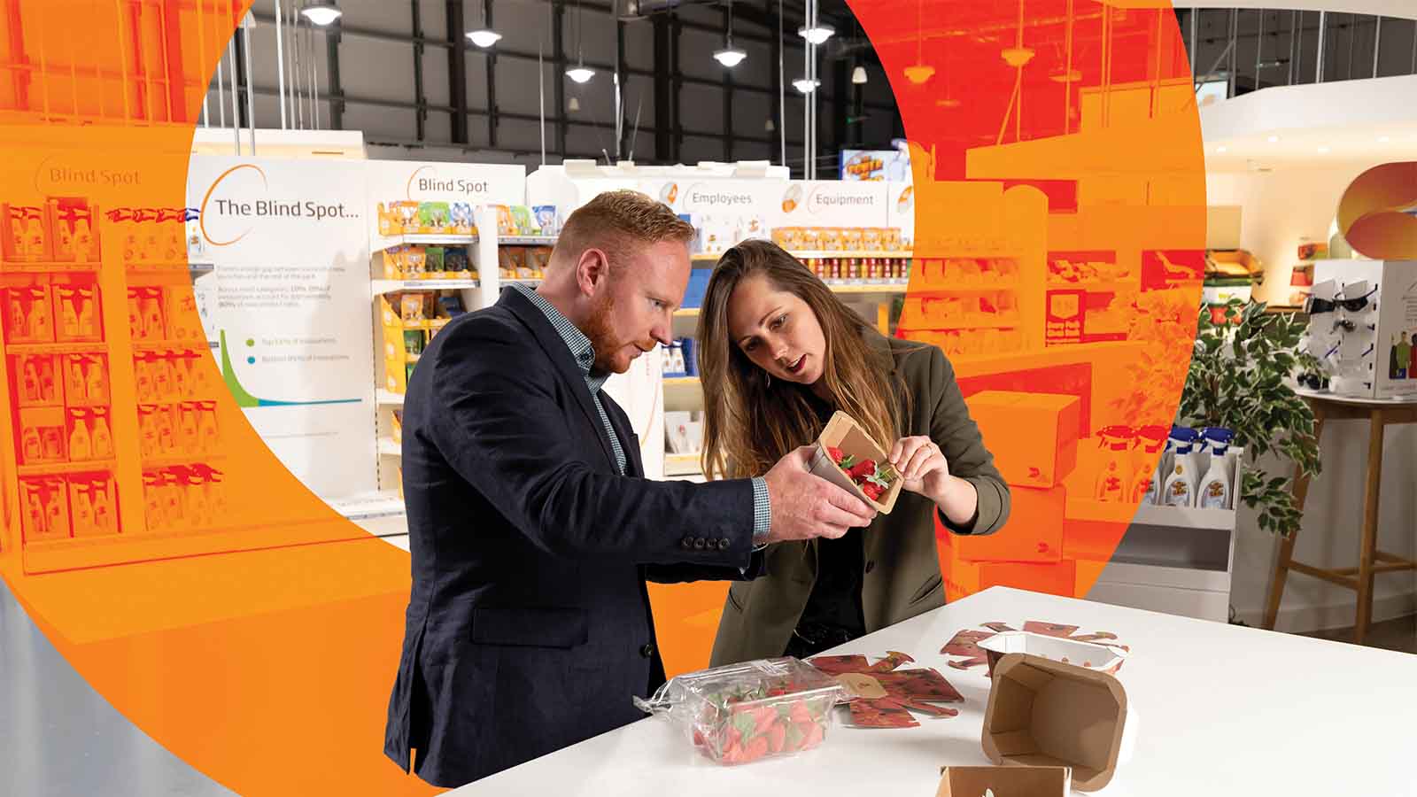 Consumenten bekijken golfkartonnen verpakkingen in supermarkt