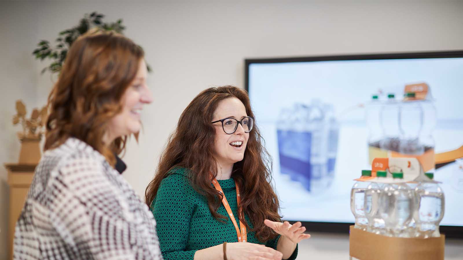 Workshop met verpakkingen op scherm