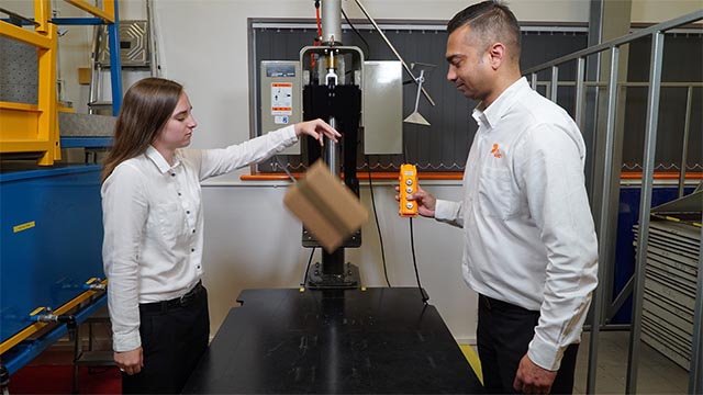 Laboranten demonstreren droptest verpakkingen