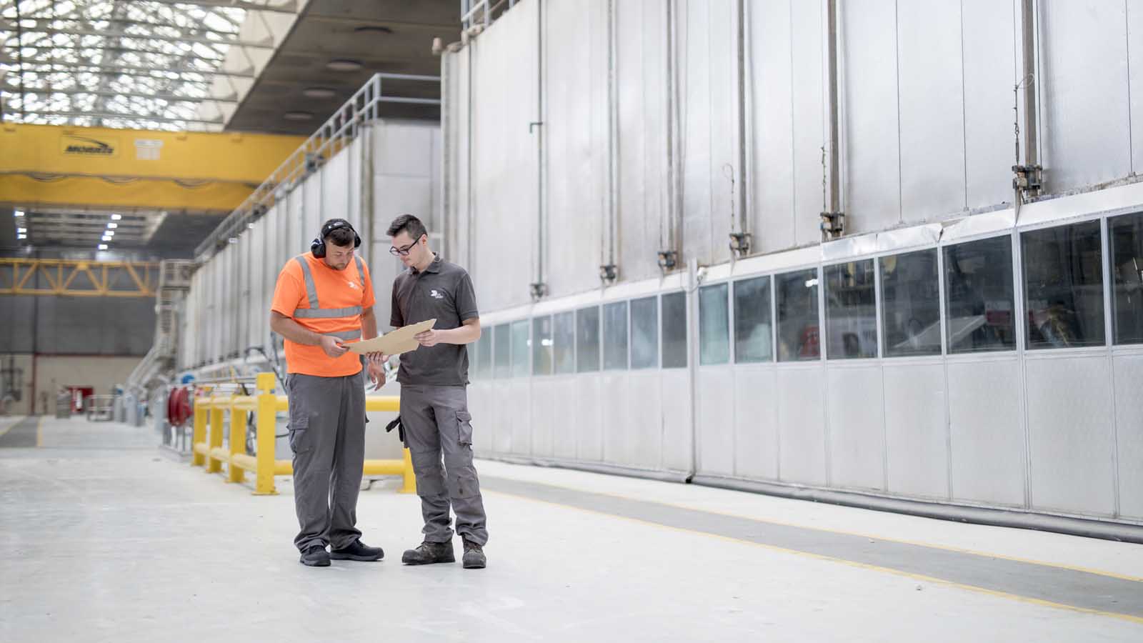 Twee medewerkers in productieomgeving