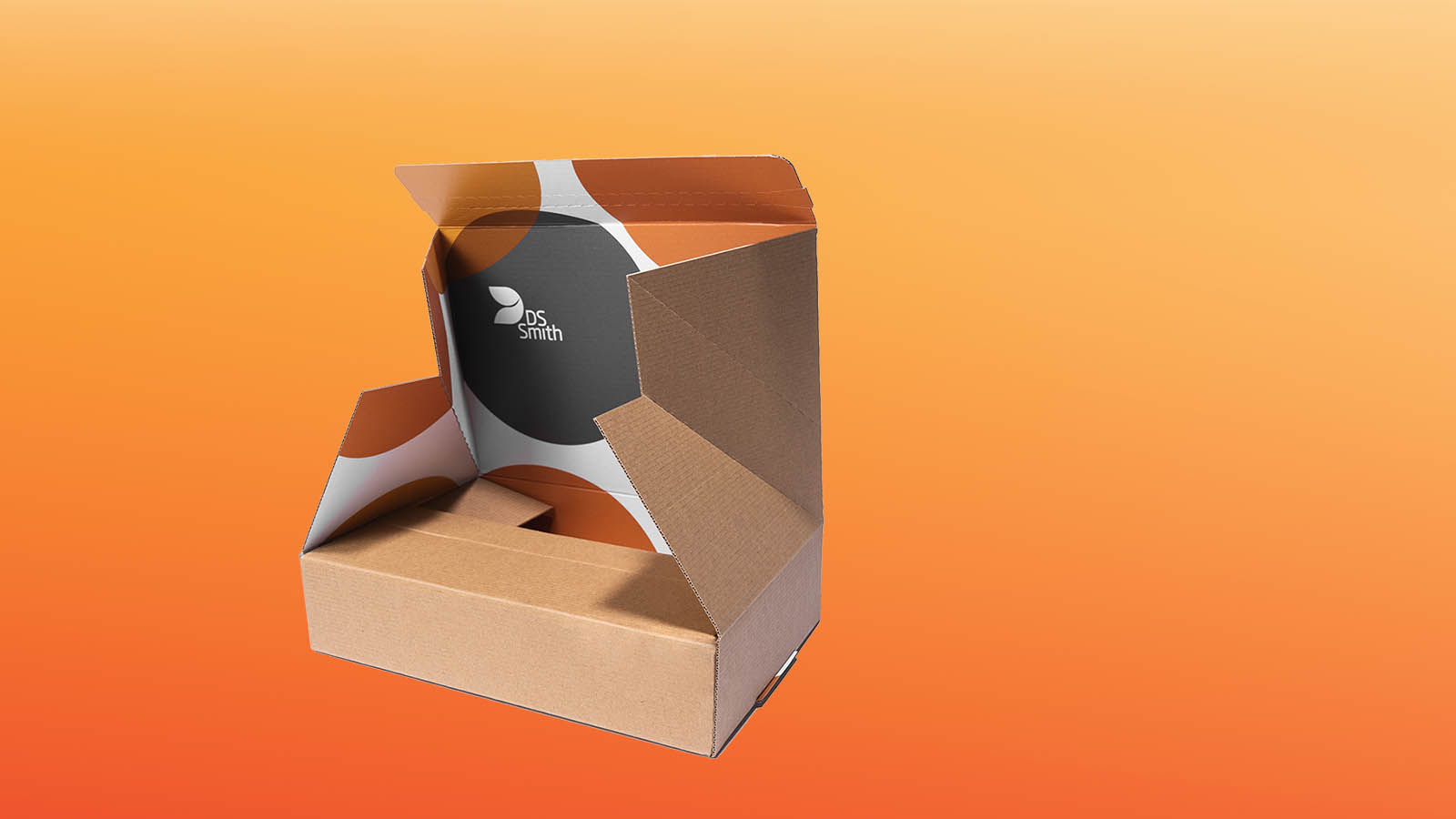 Bruine webshopverpakking van DS Smith met bedrukte binnenzijde op een oranje achtergrond