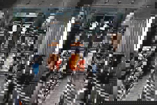 Vruchtensappen in verpakkingsmachine