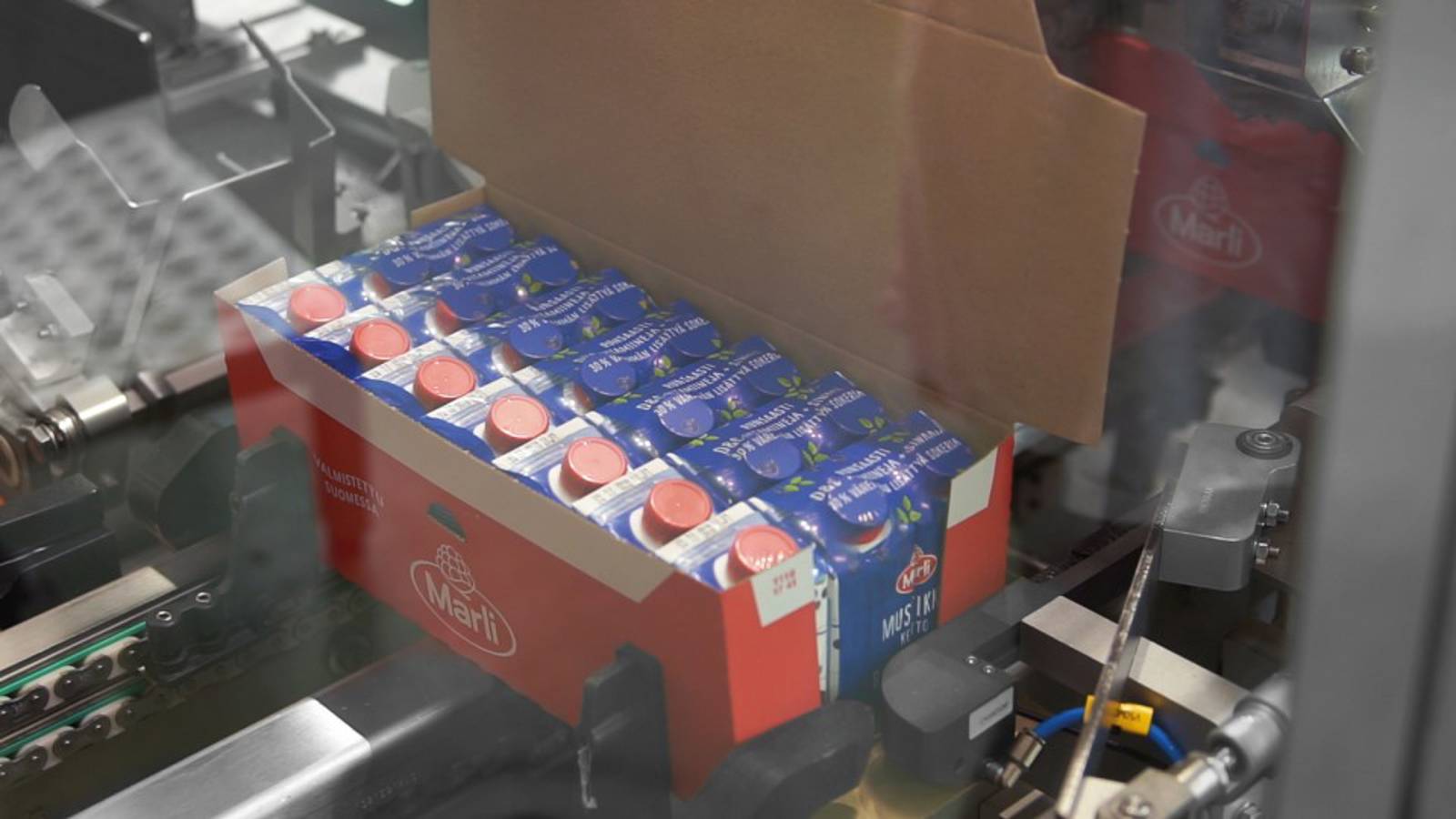 marli drankverpakking in rode omdoos in fabriek