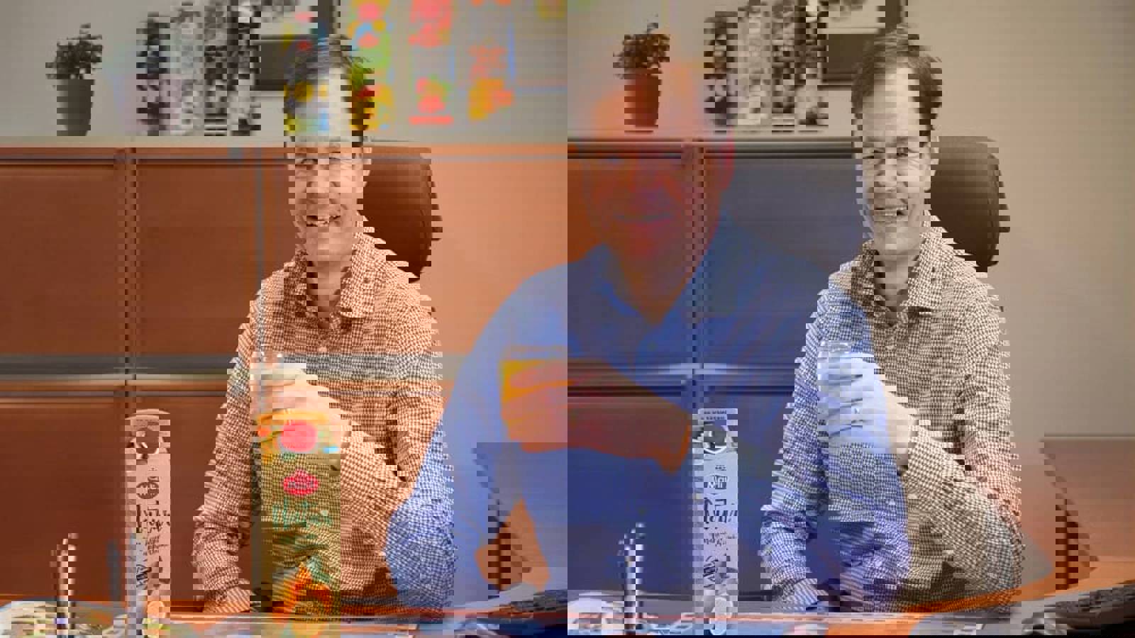 Directeur Eckes-Granini met vruchtensap