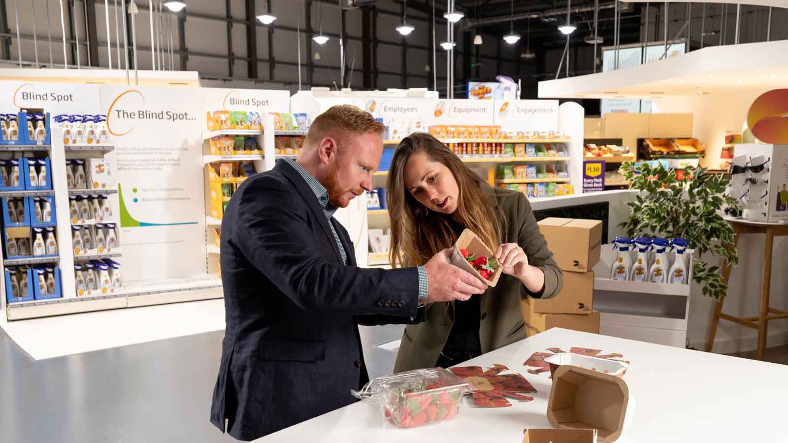 Personen bekijken aandachtig verpakkingen in supermarkt