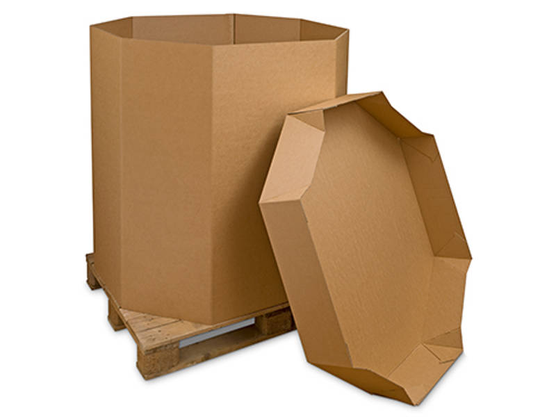 Octabin van karton met deksel op pallet