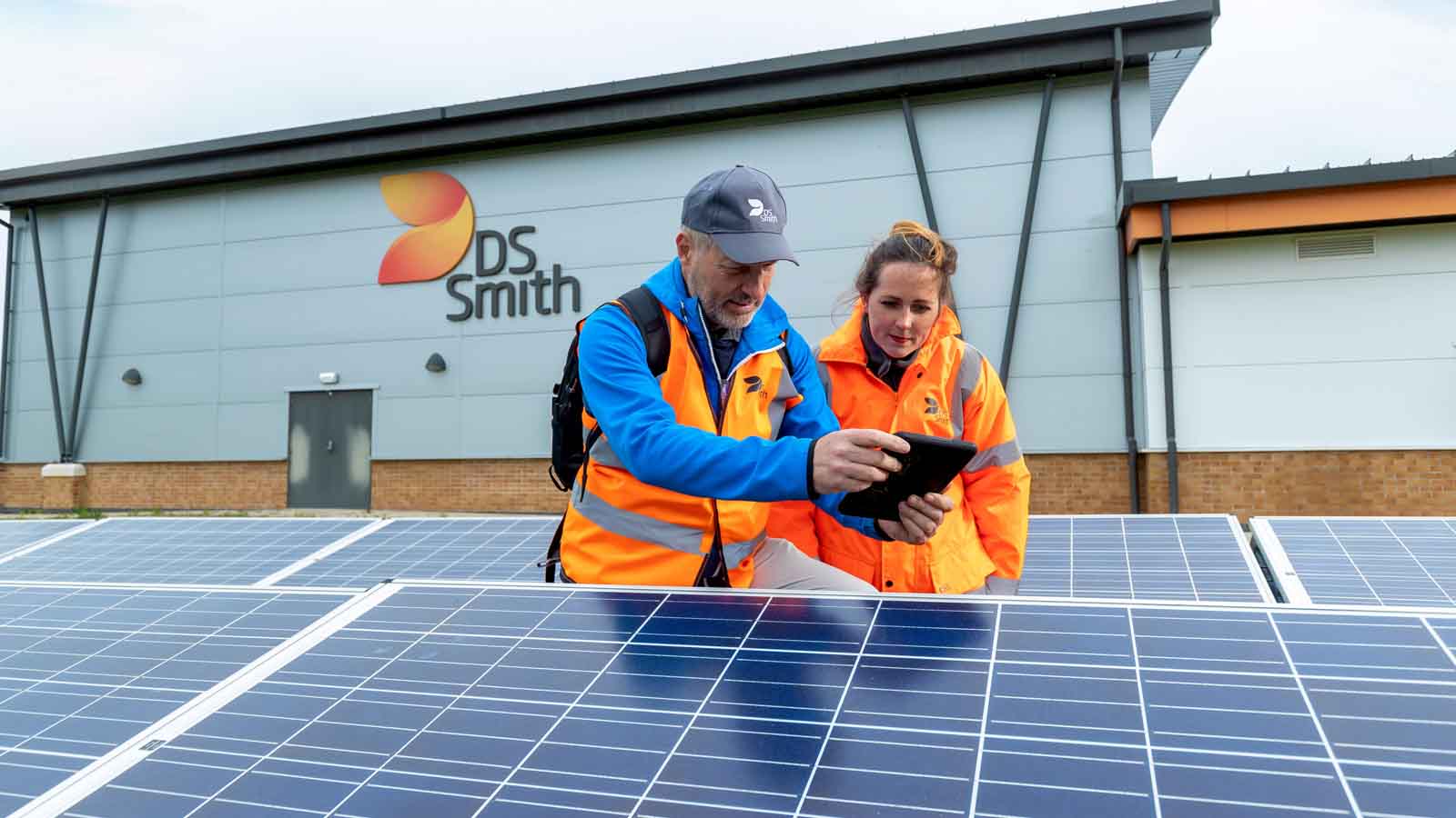 Twee mensen inspecteren zonnepanelen